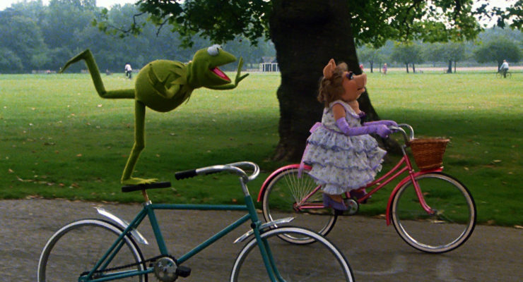kermit miss piggy bike ride Kermit and Miss Piggy enjoy bicycling benefits as a date activity